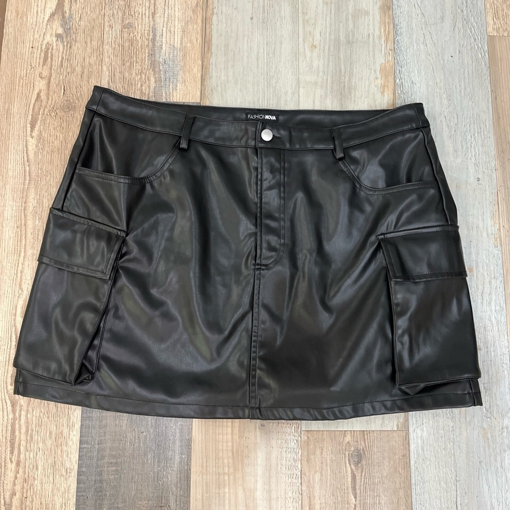 Fashion Nova Women’s Black Faux Leather Cargo Mini Skirt Plus Sz 2X Chic TC0426